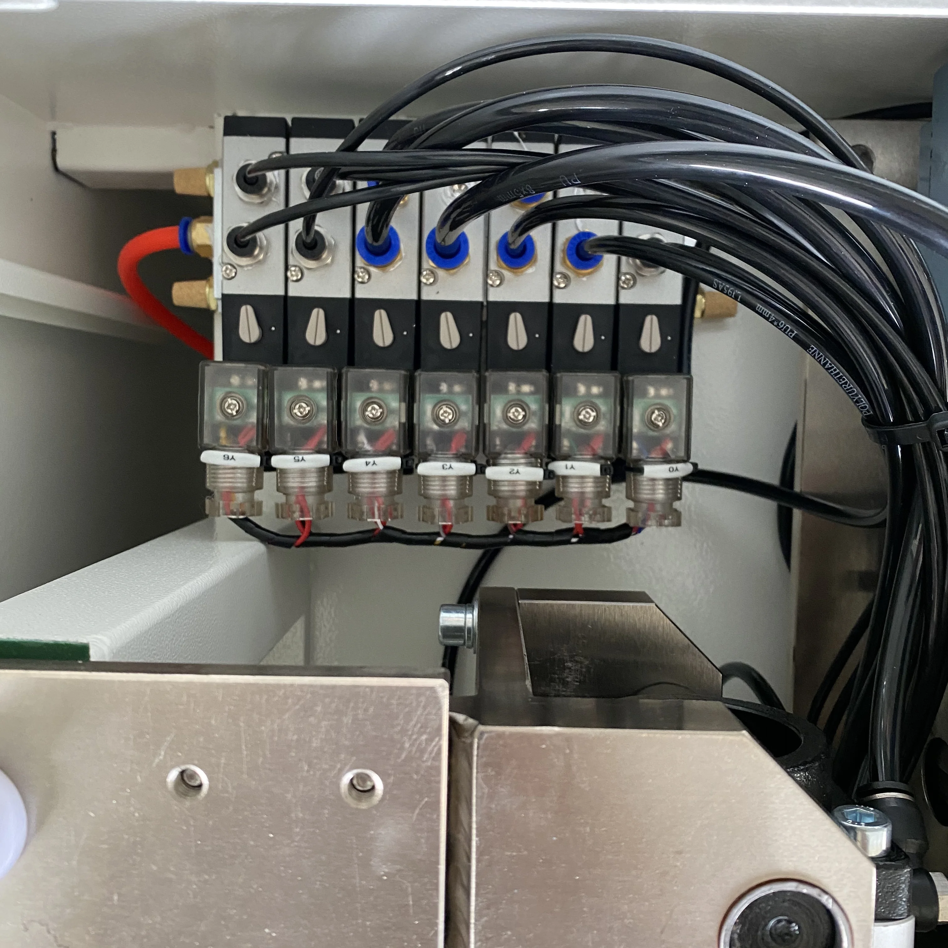 E14 LED lamp cap punching machine E27 base automatic crimping machine holder locking device hole punching machine