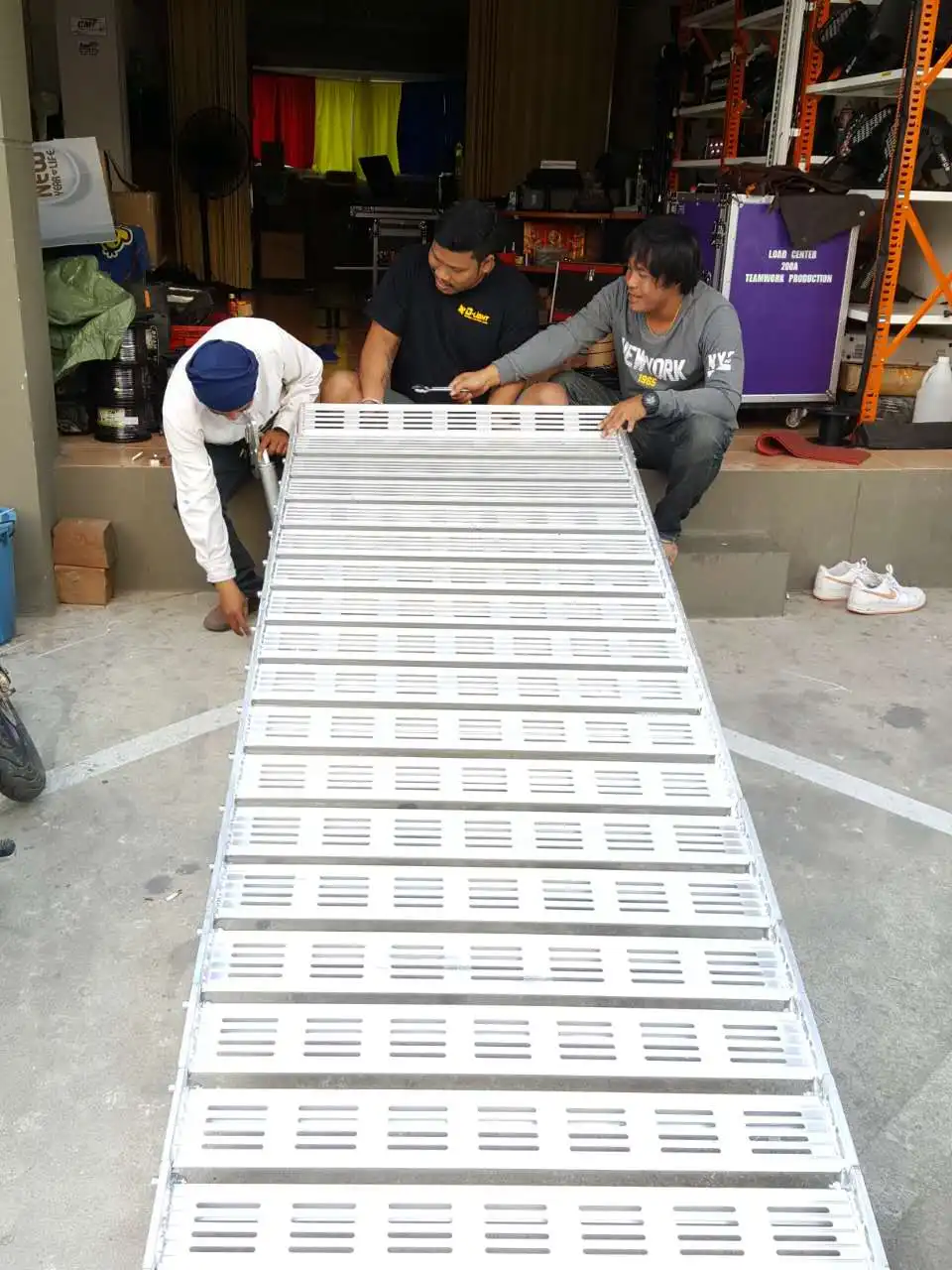 Прочная алюминиевая складная лестница для погрузки и разгрузки под заказ