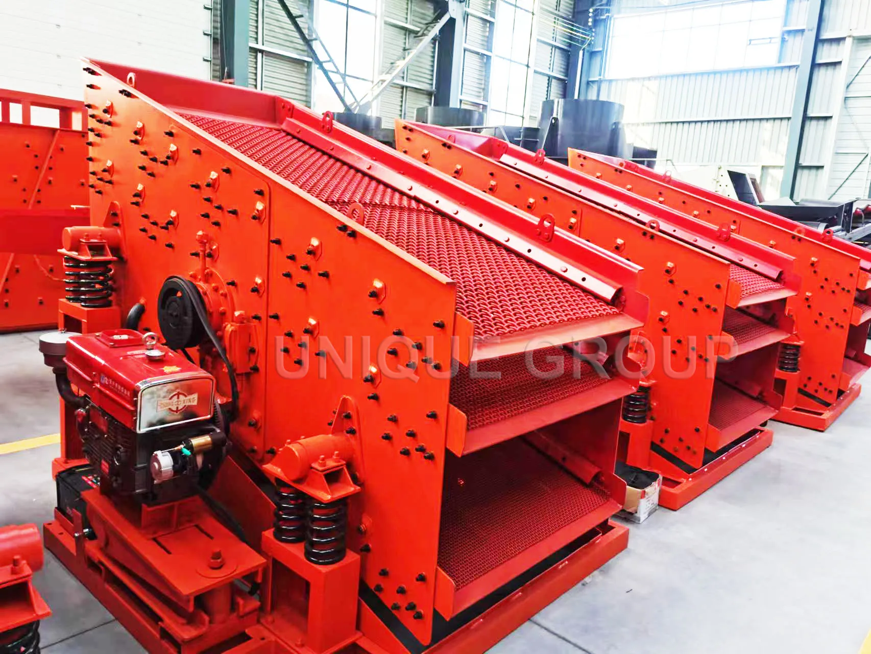 Diesel Hot vibrating screen price in China rock sieving machine charcoal vibrator screen machinery