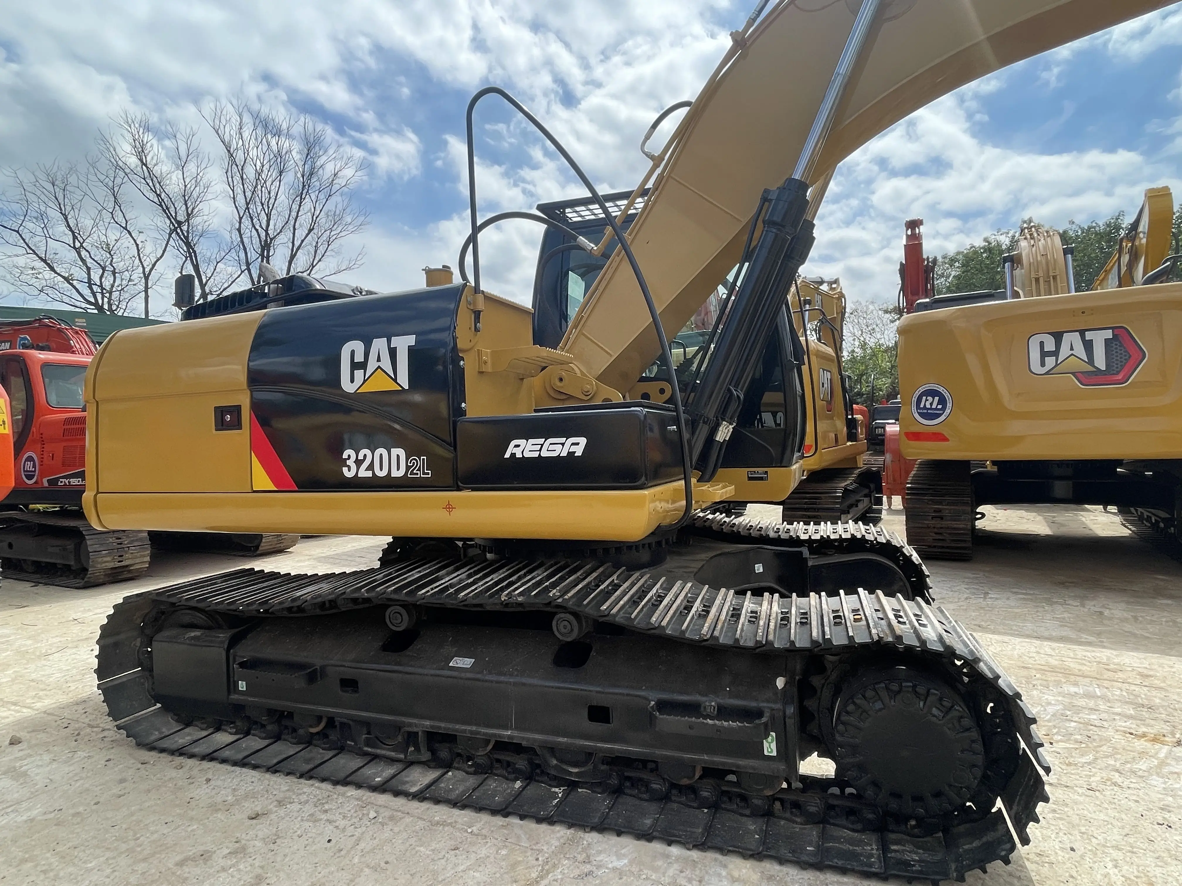 Cat 320D2l есть в наличии на продажу Шанхай сразу же после оплаты. Цена ниже гарантированного качества один год гарантии