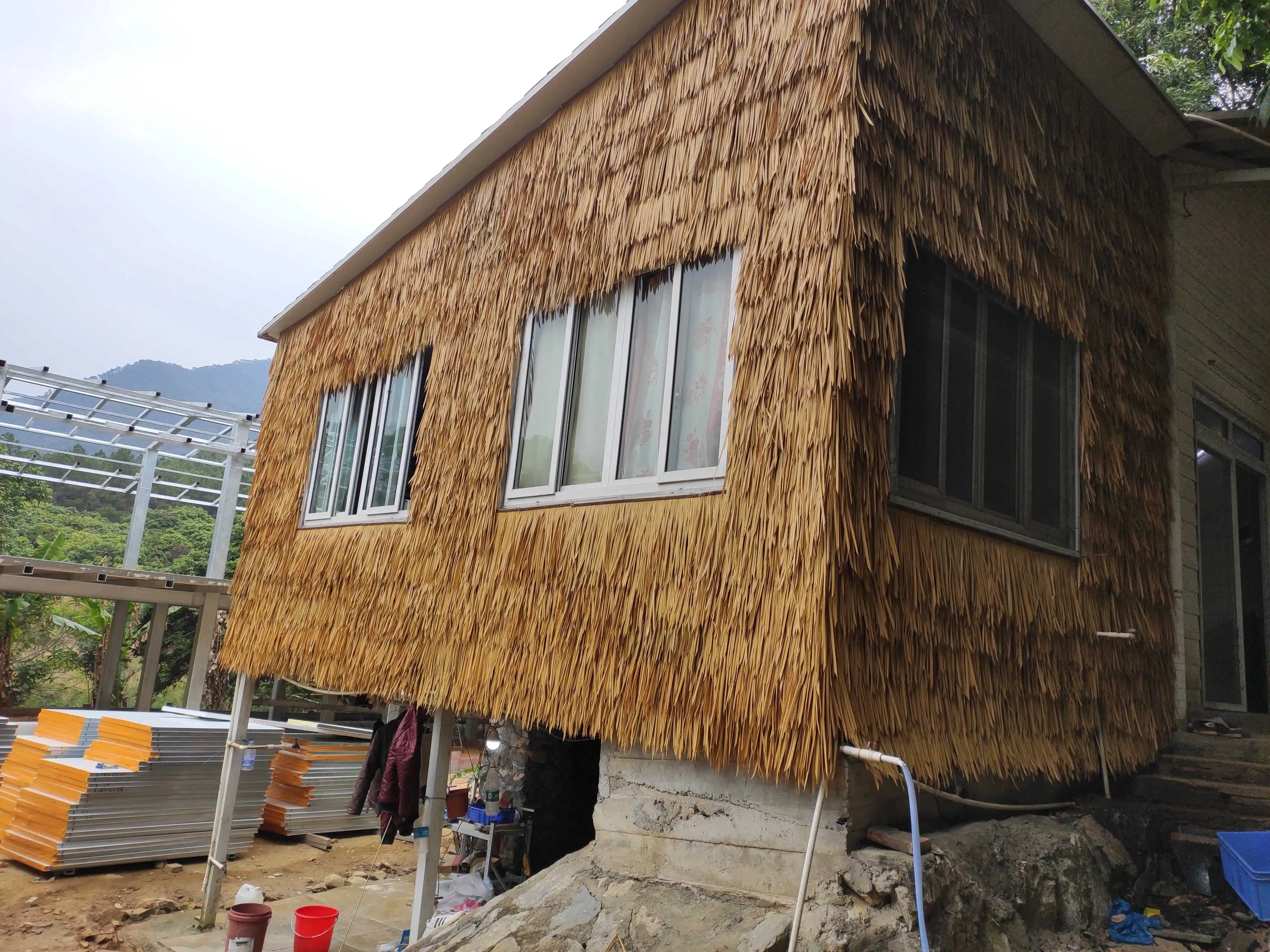 Wholesale Plastic Synthetic-thatch-roof Simulated Fireproof Artificial Thatch Roof