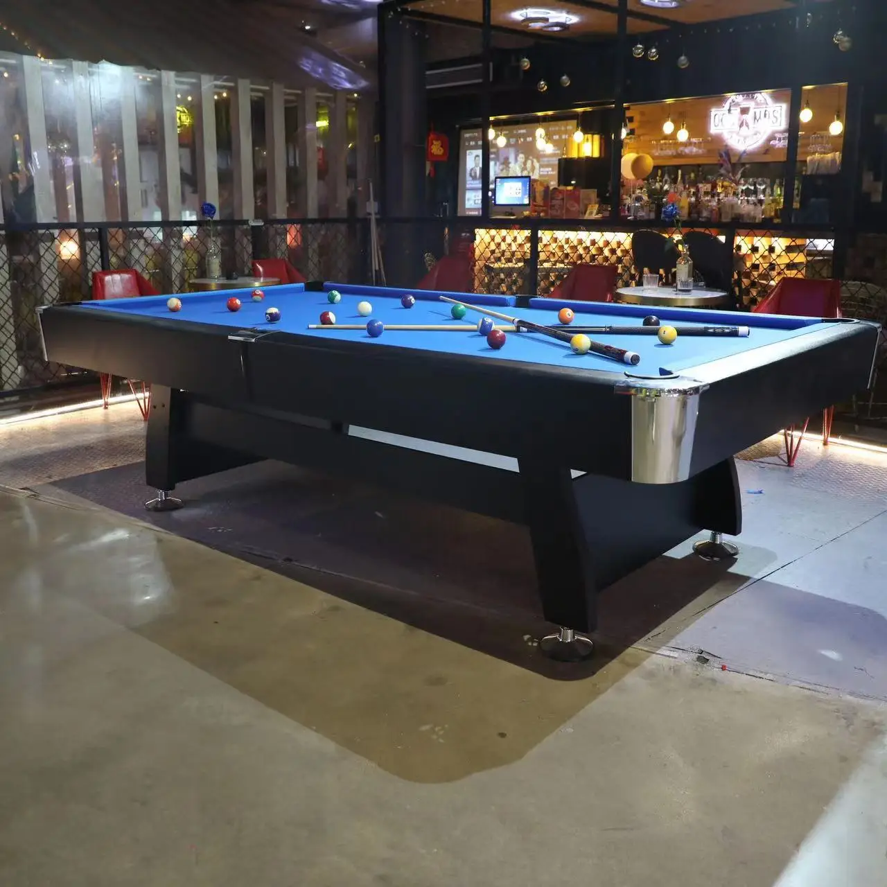 Ball return pool table