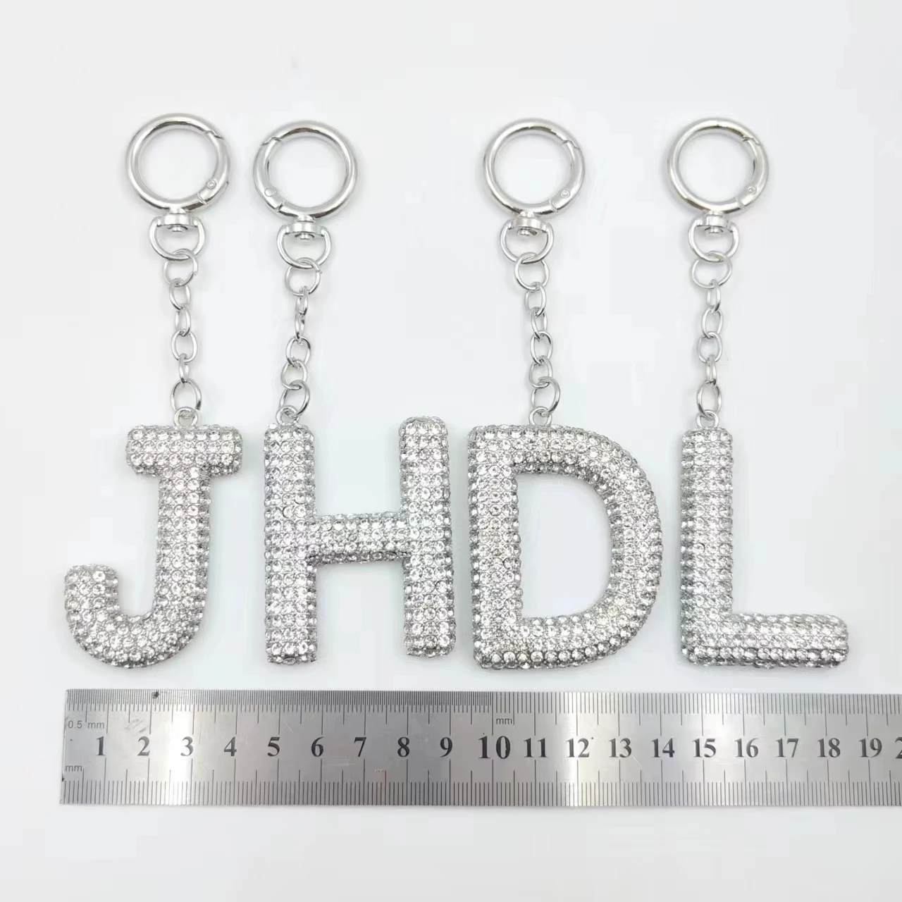 High Quality Bling Crystal Letter Keychain Heart-Shaped Metal Car Charm Pendant with Full Rhinestone Bag Purse Wholesale Gift