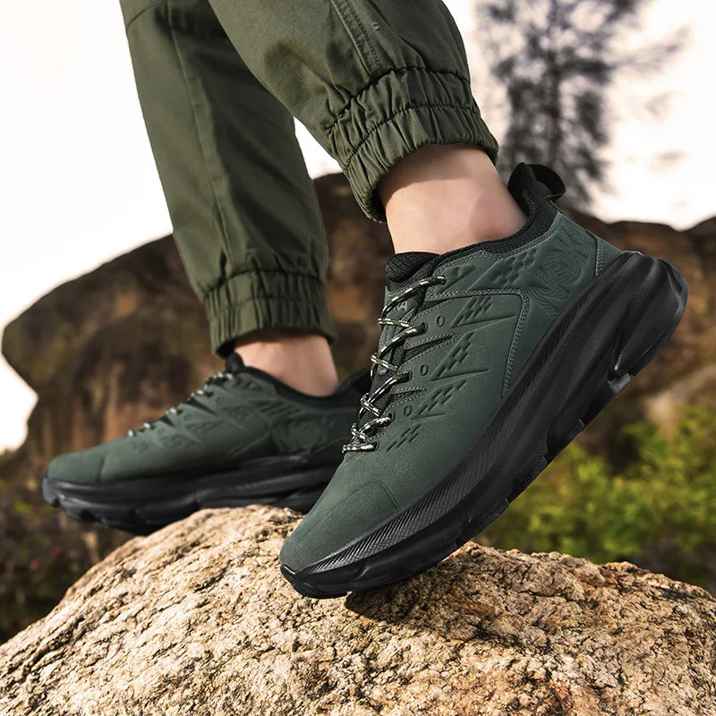 New leather trendy and comfortable sports shoes for men lightweight and non slip casual travel shoes Fashion Sneakers in stock