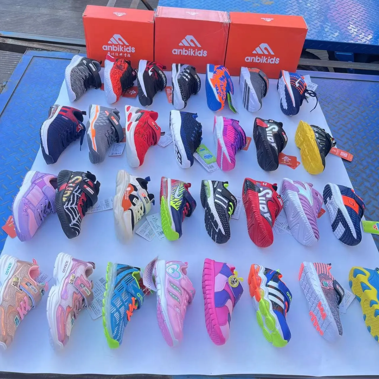Factory Direct Lot Stock Sports Running Shoes Shoe Casual stocks clearance sneakers Unisex kids sneakeres cheap price