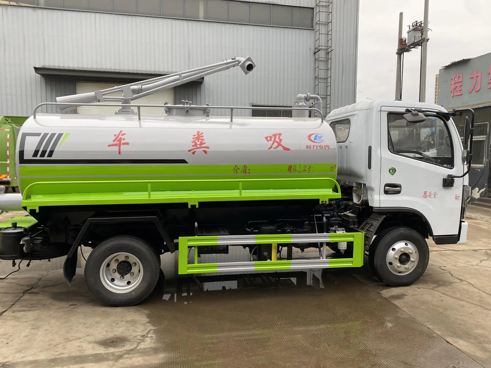 New Dongfeng 5-6 Tons Diesel Manual Sepptic Tank Pump Truck Manure Transport and Feces Pumping Truck Selling Truck