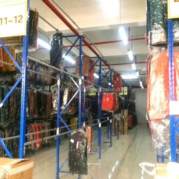 Склад стали одежды, стеллажи используется в производстве и складских