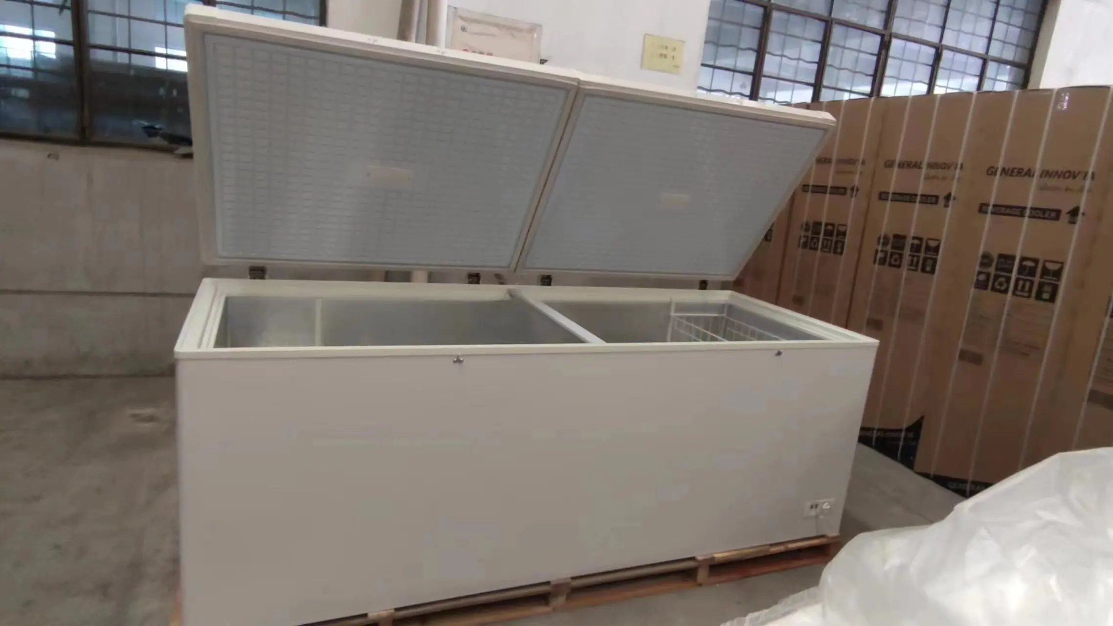 big size deep freezer chest type freezer 1280L AC/DC solar power freezer with solar panel kit