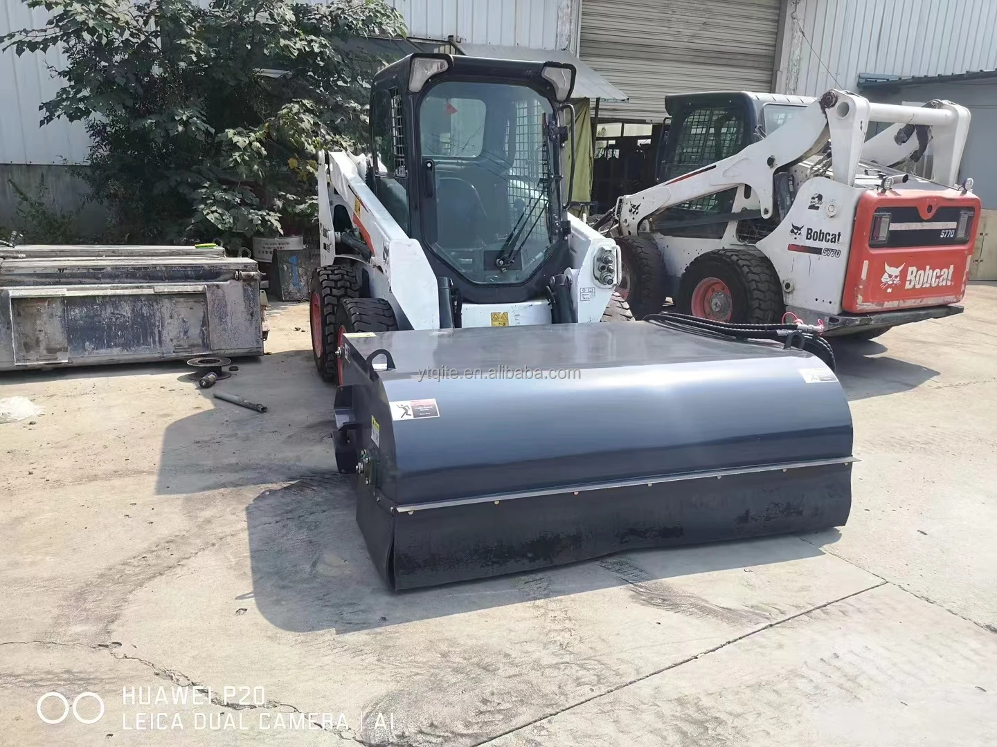 Road sweeper hydraulic sweeper attachments for mini skid steer loader