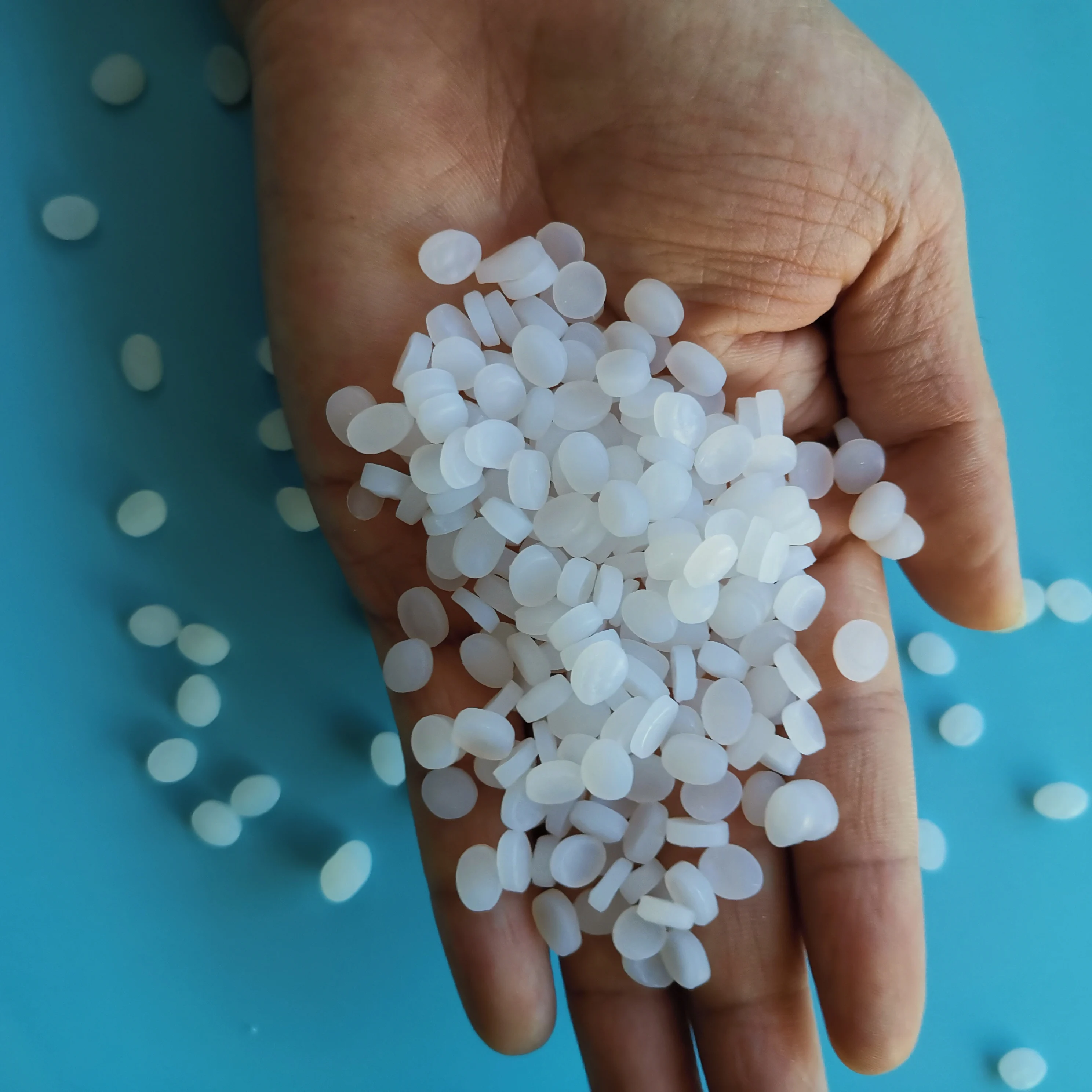 Высокоэластичная пеллетка из термопластичного эластомера для промежуточной подошвы обуви