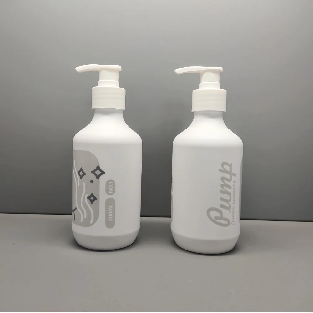 Cosmetic PET Plastic 250ml 300ml Bottle with Silk Screen Printing Stainless Steel 100ml Shampoo Bottle Set Pump Sealing Type