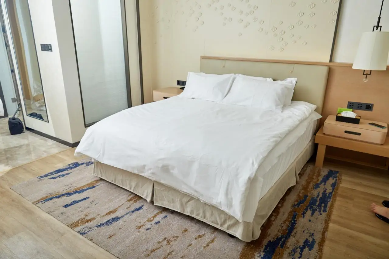 Одноразовый нетканый набор из четырех предметов простыня пододеяльник подушка