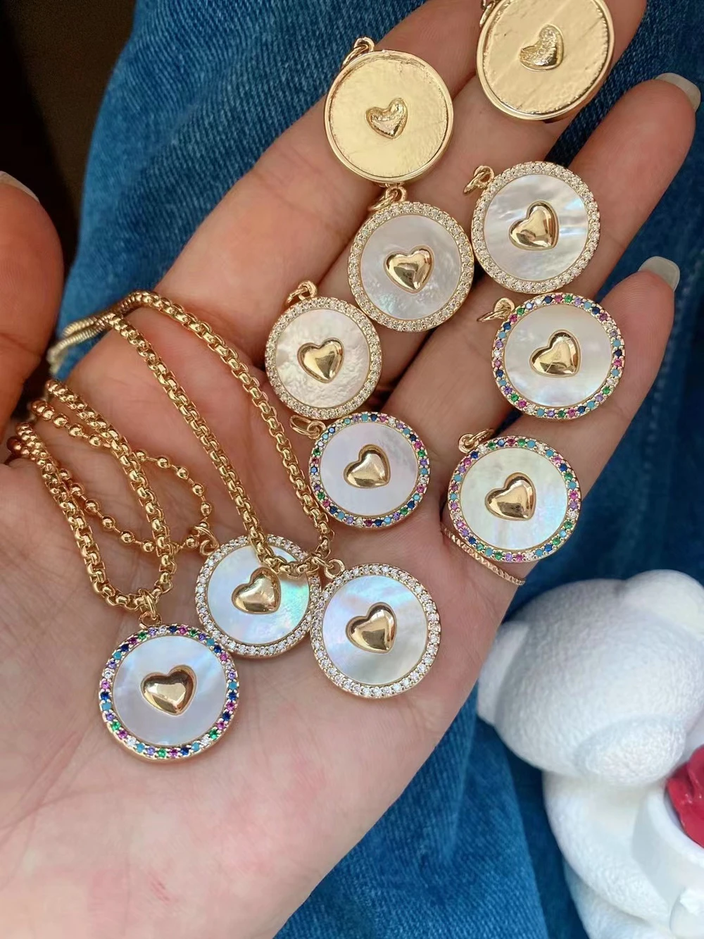 2024 Fashion Gifts Jewelry Natural White Mother of Pearl Shell Round Pendant with Heart Necklace For Women