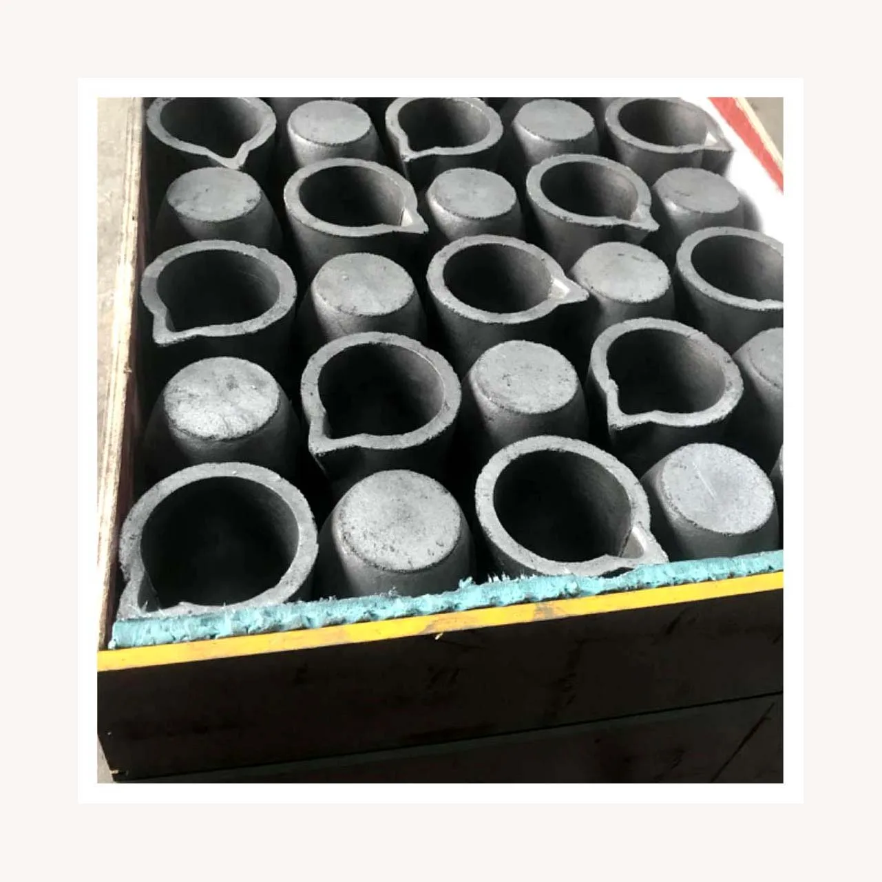 Factory directly supply and customize eagle mouth/spout graphite clay crucible for melting/refining/casting gold