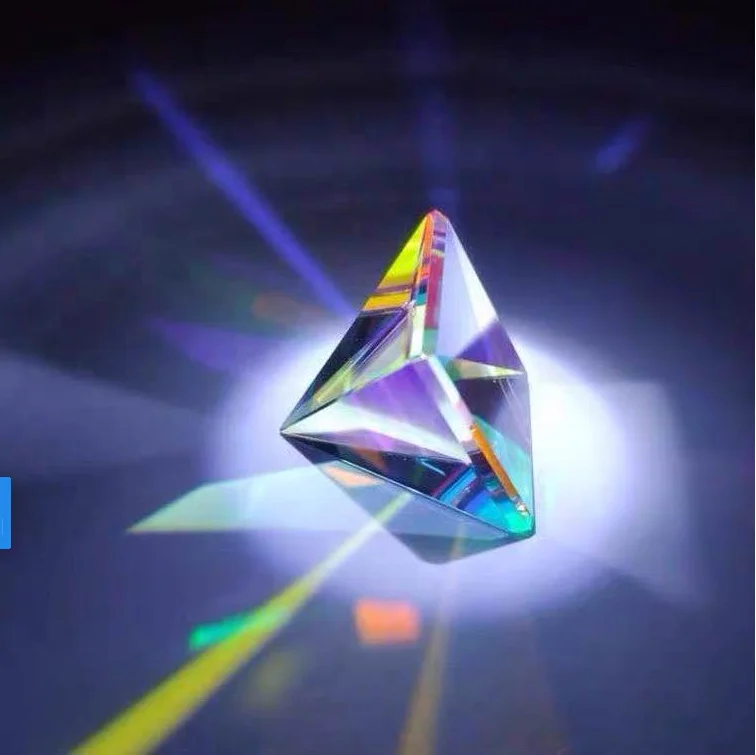 Высококачественная цветная кристаллическая Призма в виде пирамиды с гравировкой на продажу