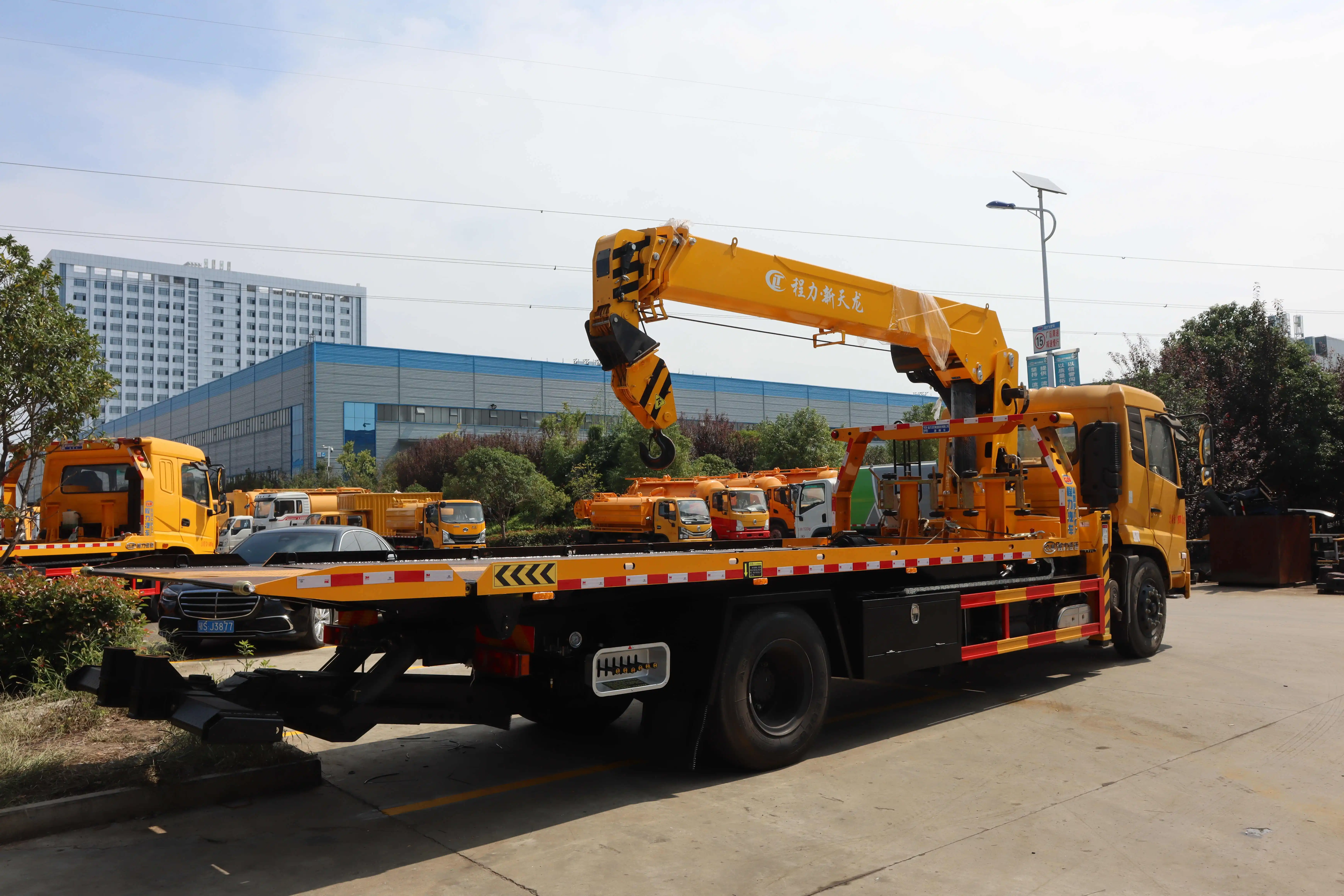 Dongfeng 8 Ton Flatbed Tray Tow Truckb 4x2 Under Wheel Lift Wrecker With Crane Price