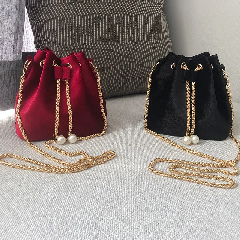Japan and South Korea autumn and winter niche velvet messenger shoulder bag retro sweet pearl chain drawstring bucket bag