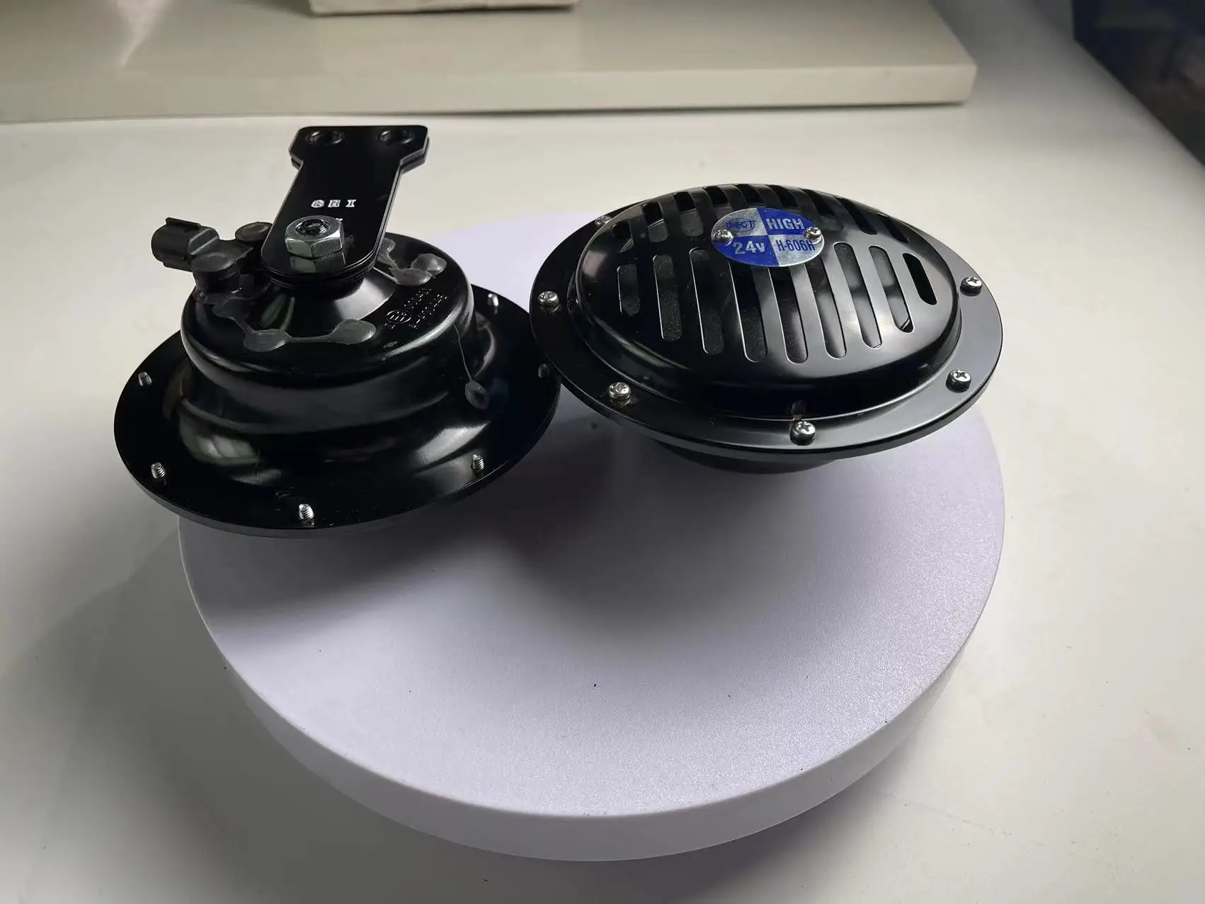 Original Factory Horn for Komatsu Wheel Loader WA470-6 WA480-6 WA470-7 Hot Selling Excavator Industries 425-06-31311 08160-82400