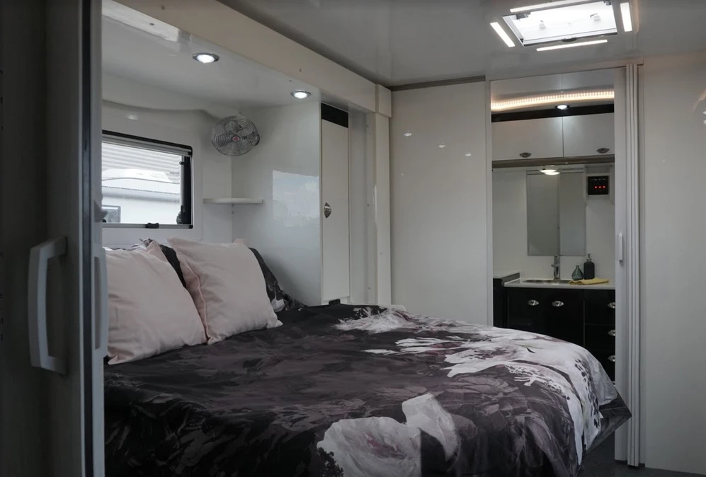
2020 hot sale slide out caravan Chian motorhome cheap price luxury furniture rv for sale 