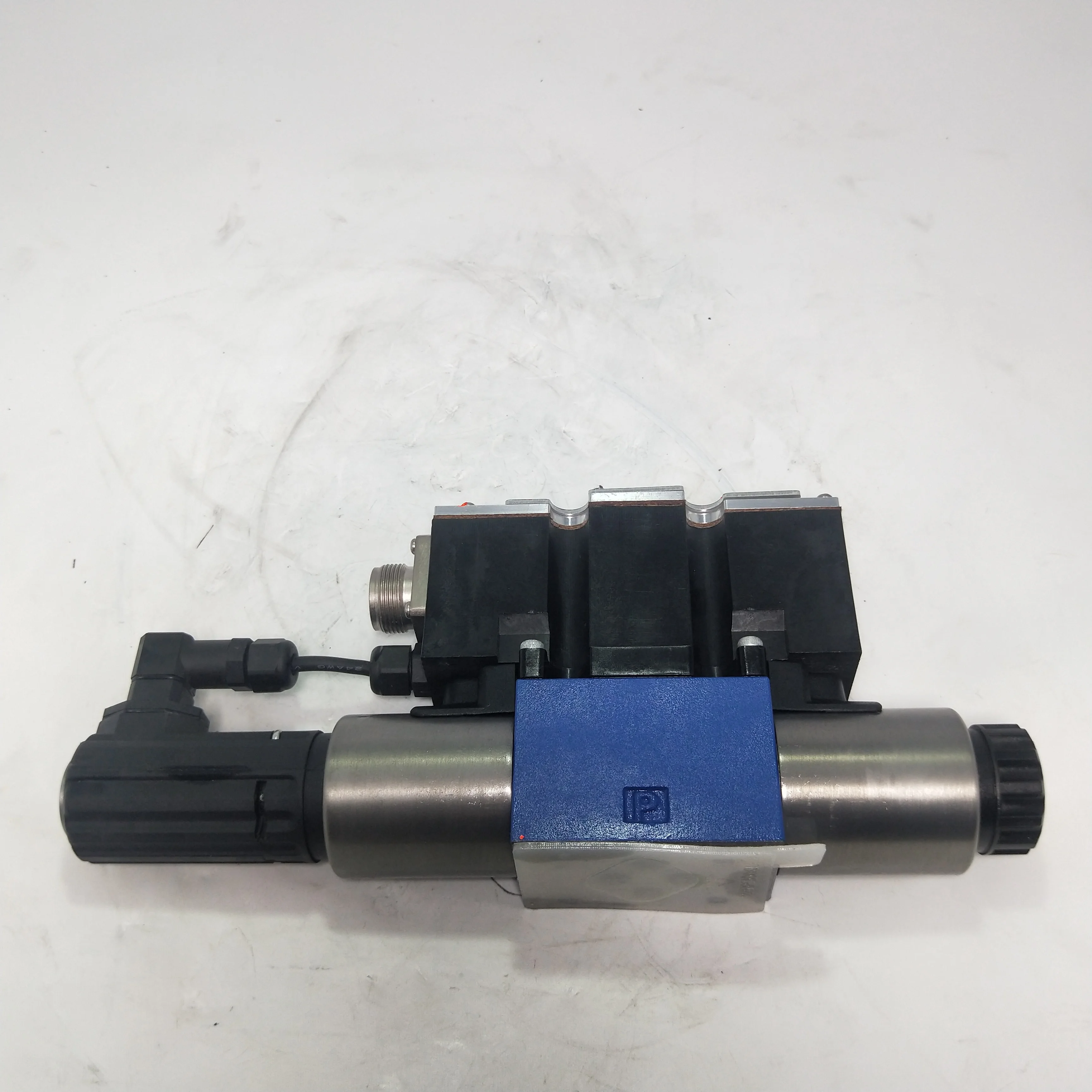 Solenoid proportional valve R900971420 4WREE10EA50-2X/G24K31/F1V Hydraulic servo valve 4WREE10 4WREE 4WREE6 series