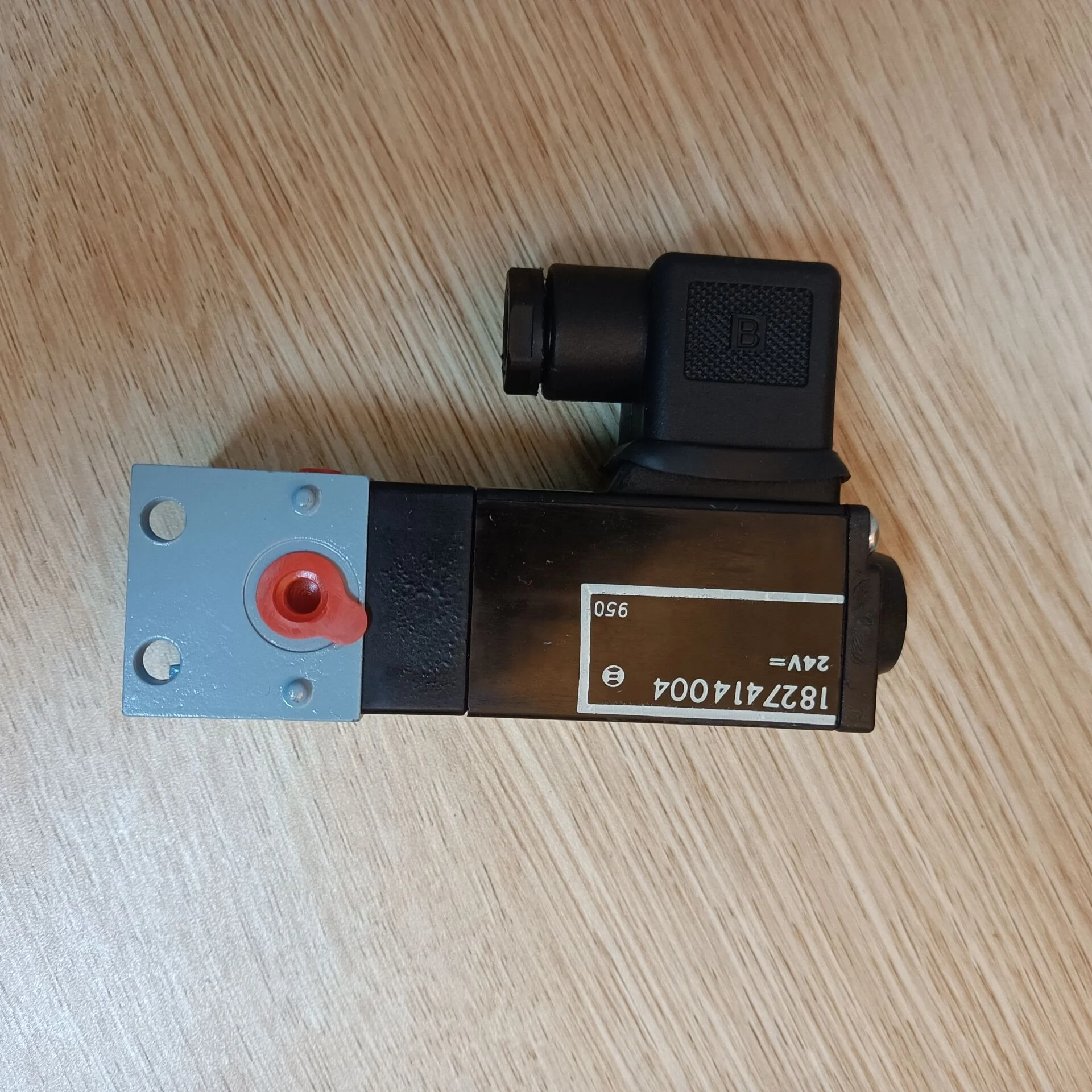 Оригинальный реверсивный клапан BOSCH 0820005151