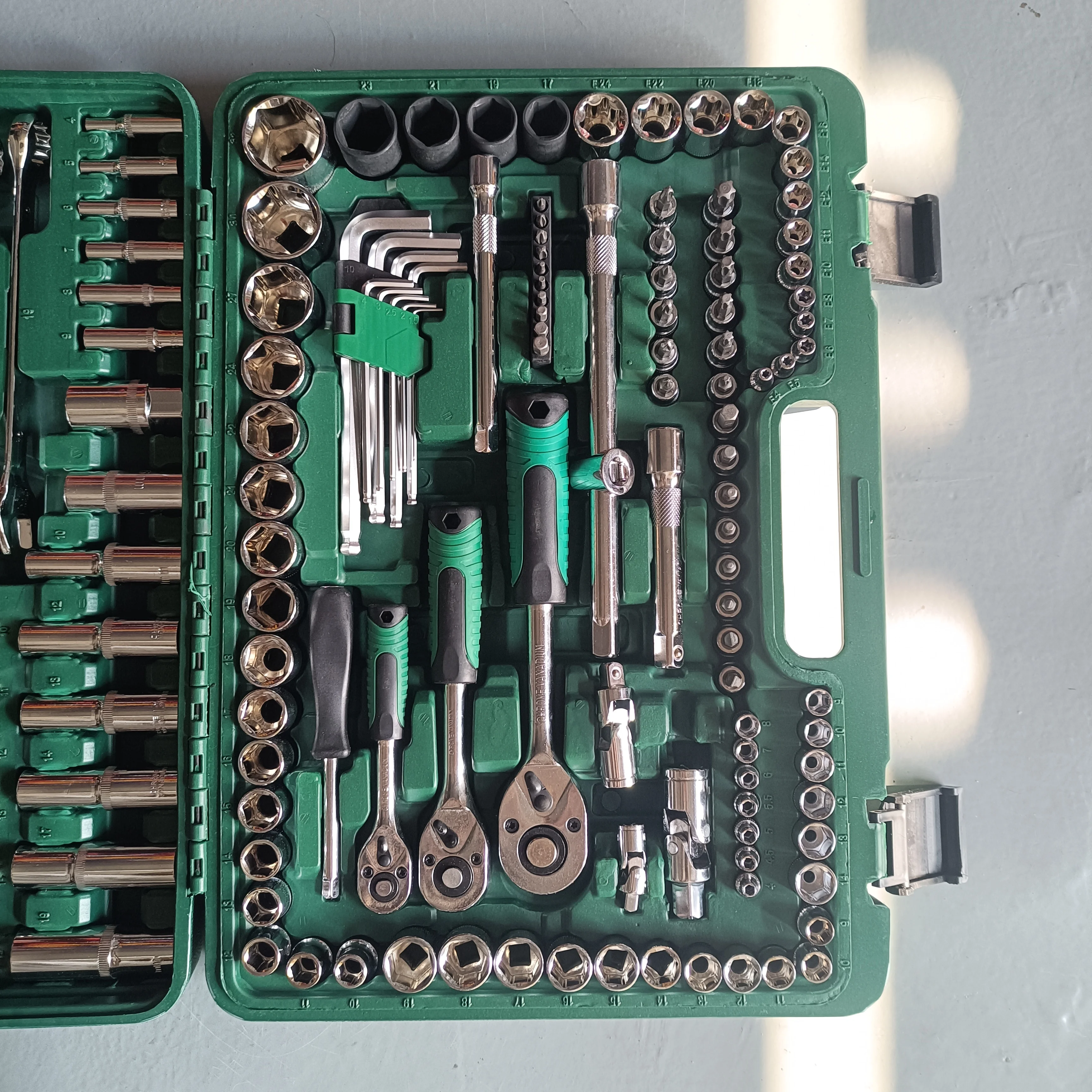 High end brand new repair wrench kit toolbox 151 pcs ratchet and socket kit
