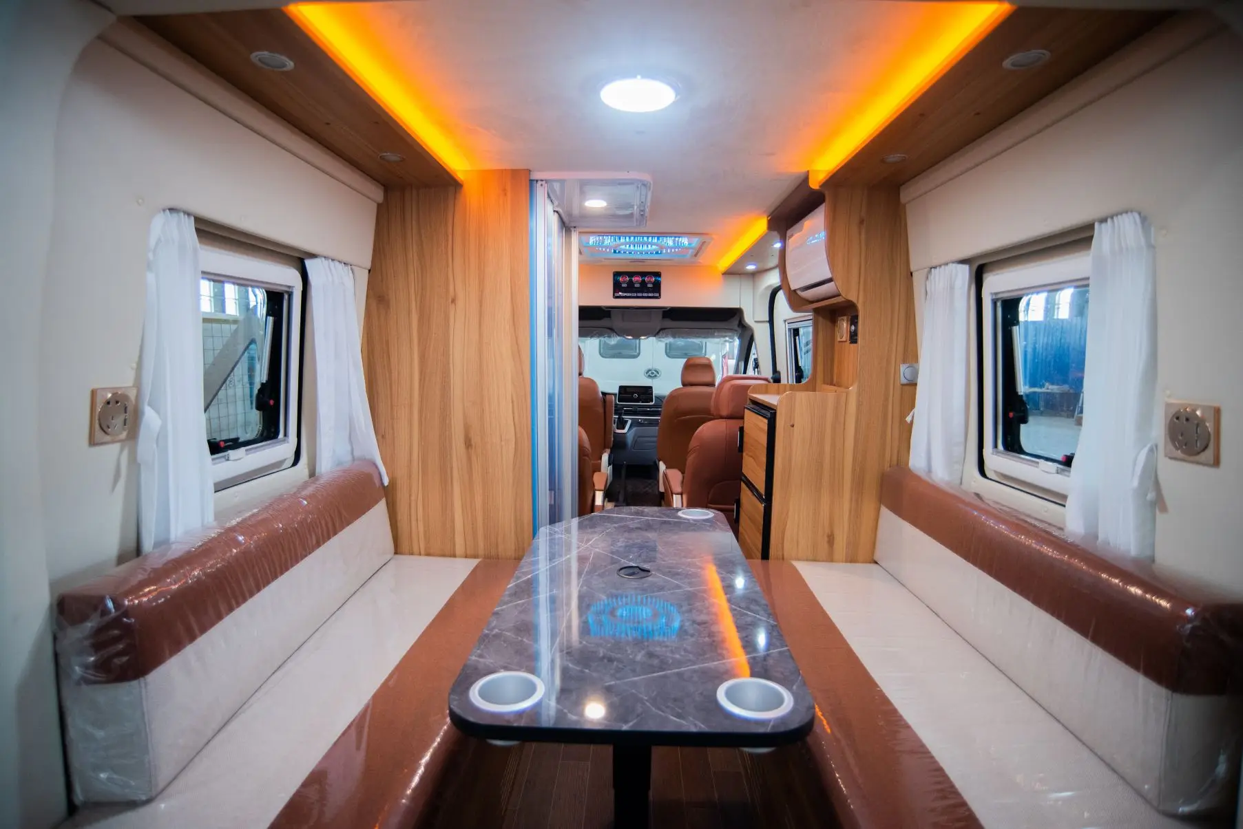 
Factory Wholesale Hot Sales DV90 High-top Business Style Sojourn Business Car Motorhome 