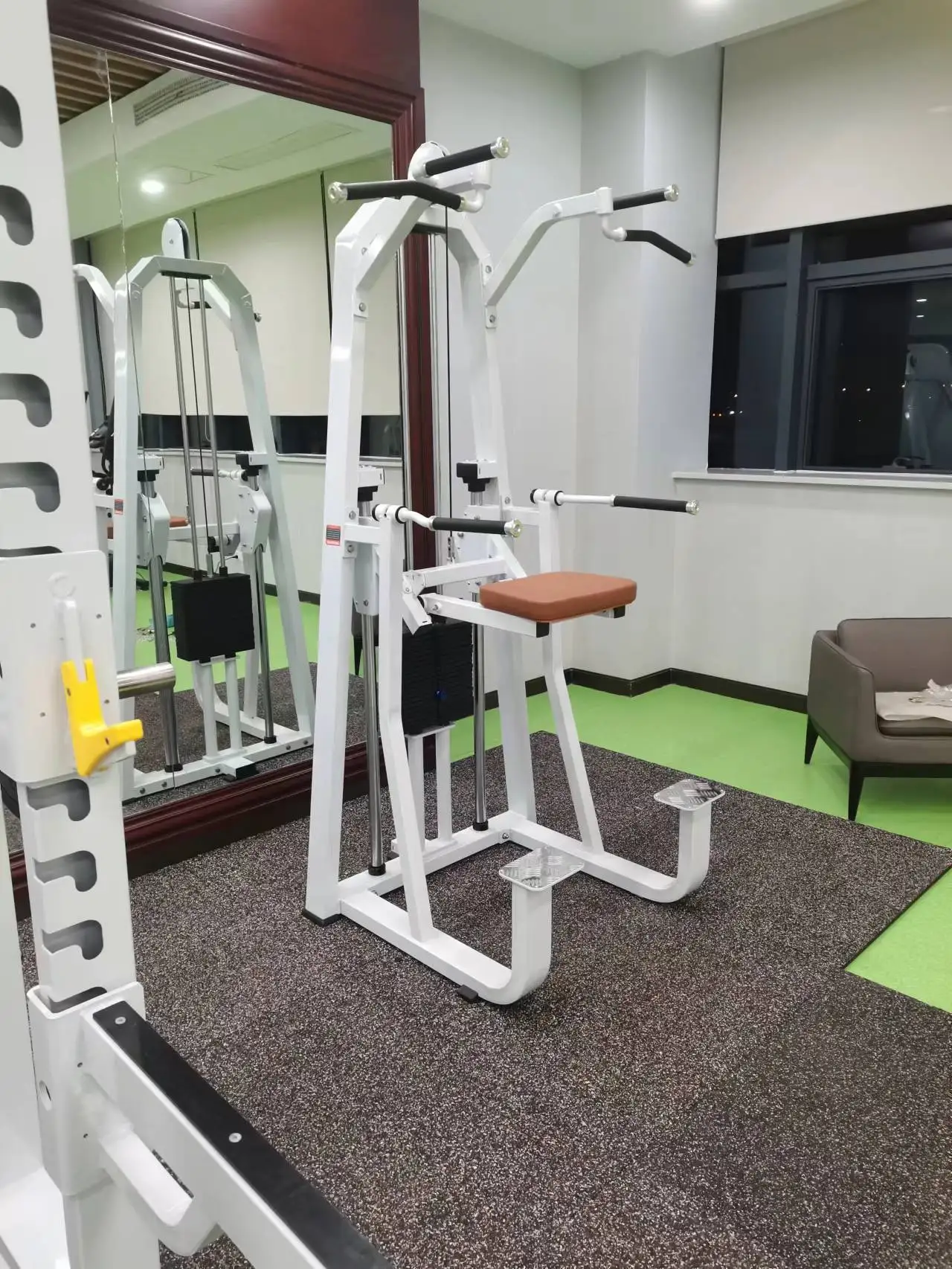 Промышленный Стандартный силовой аппарат Dip Chin Training Machine