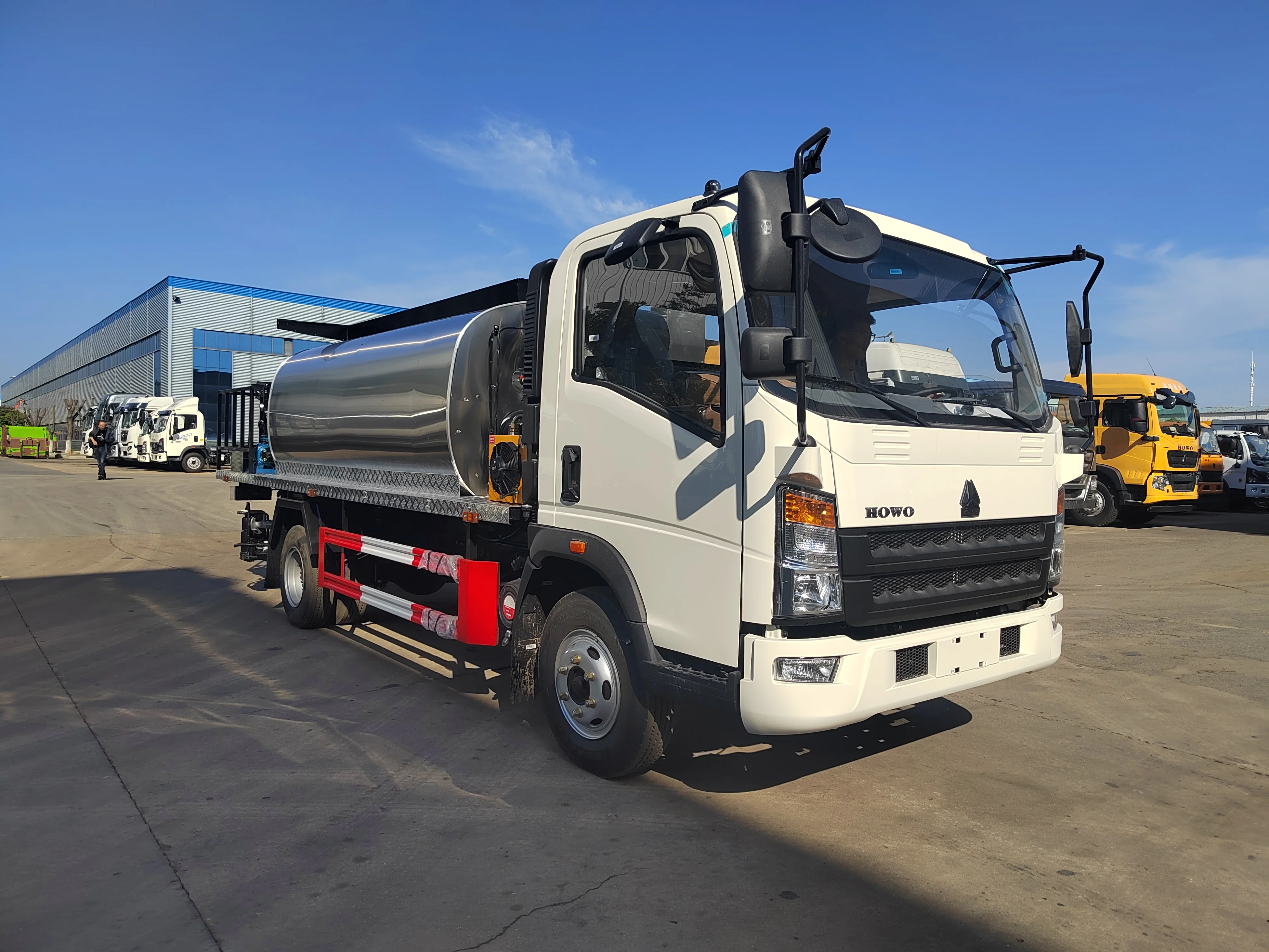 Brand new HOWO 4x2 6m3 Asphalt Distributor Truck Asphalt Sprayer