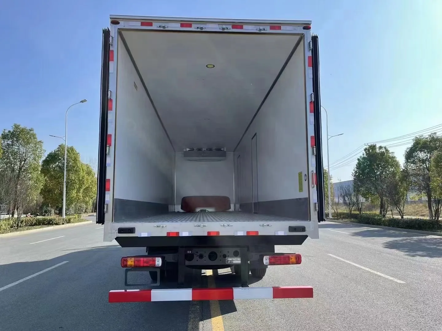 Hot sale 18 tons refrigerated cold room van truck refrigerated delivery truck