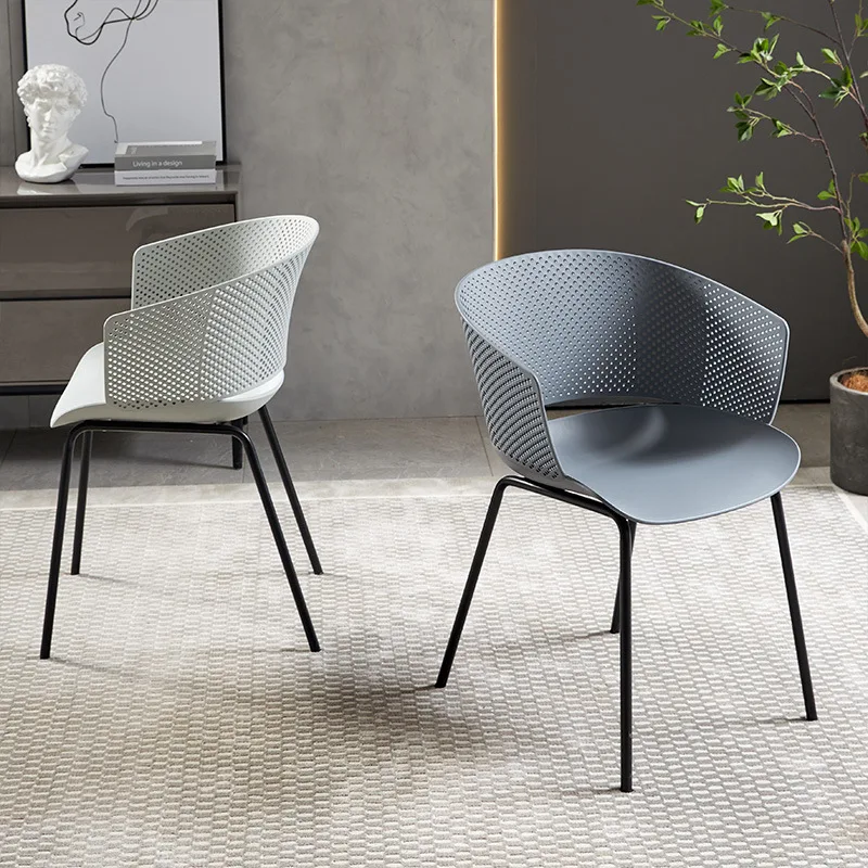 Простые роскошные современные пластиковые стулья для столовой мягкие удобные штабелируемые взрослых со спинкой