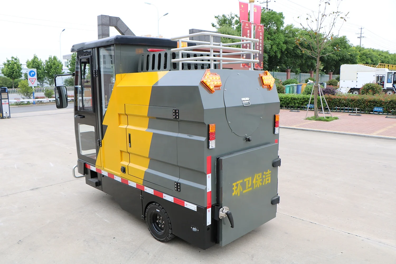 Full Closed Cabin Automatic Mini Street Tractor Outdoor Vacuum Dust Cleaner Road Sweeper