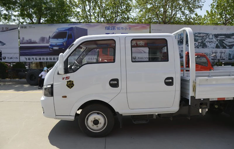 China Brand New Small Lorry Truck 4.5T 4x2 Diesel Engine Double Row 5 Seats 6 Wheels Flatbed Box Cargo Truck