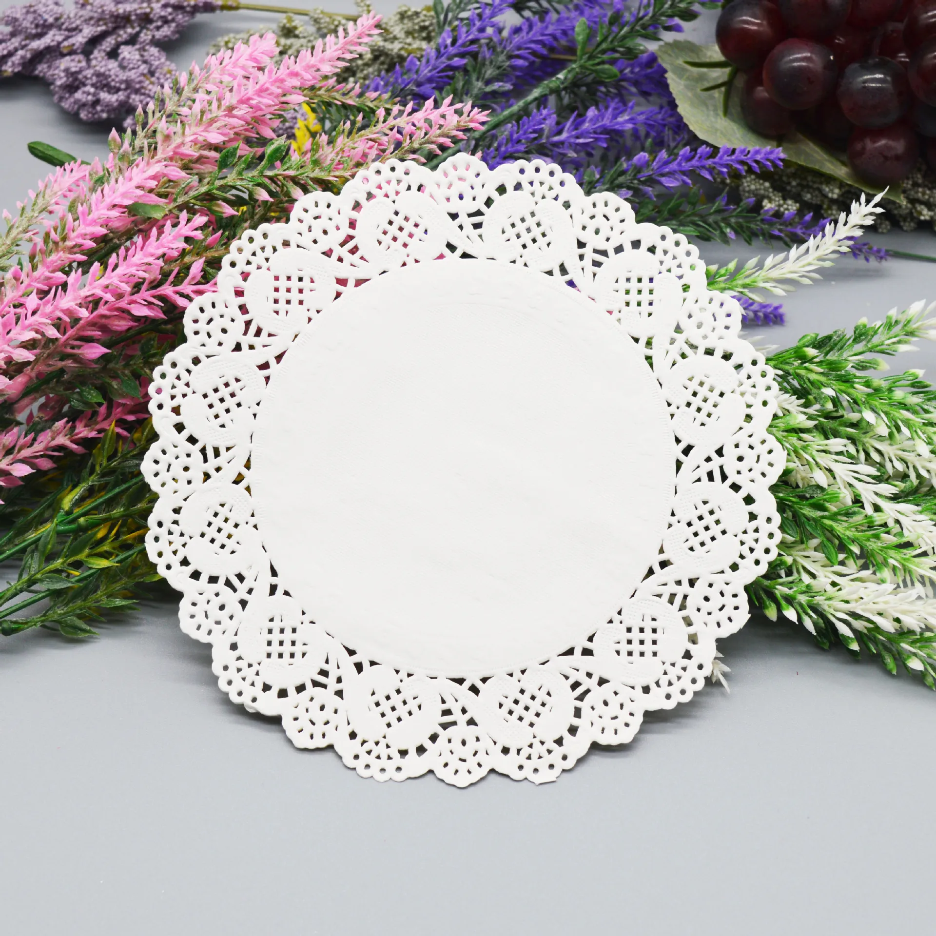 Decorative Disposable Greaseproof Food Pad For Cake Oil-Absorbing Paper Doily Placemats Lace Doily Plate Place Mat 10.5' Doyles