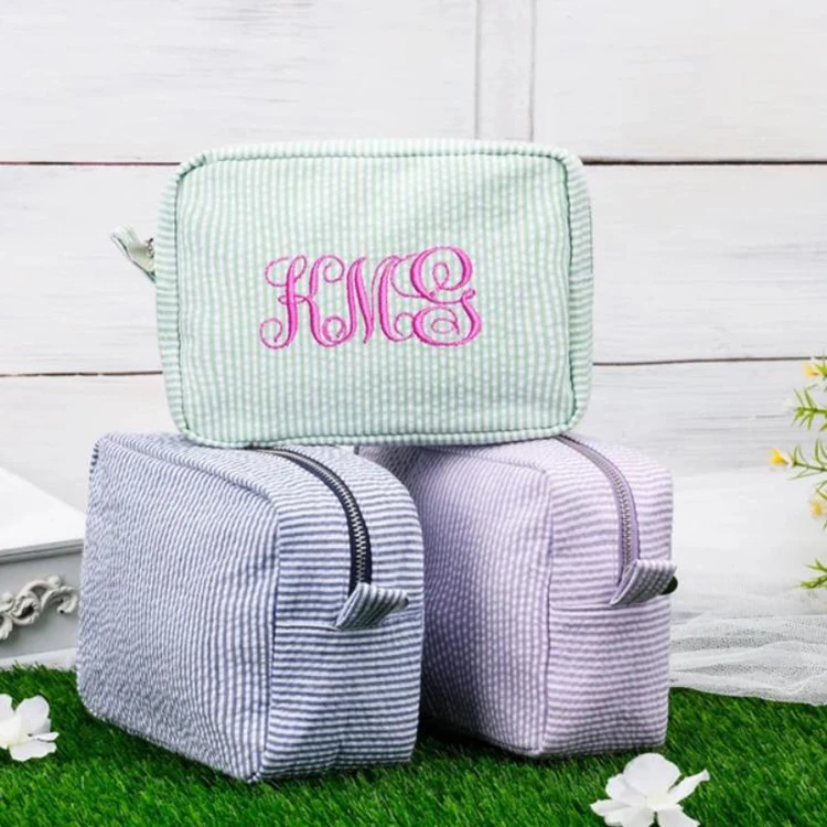 Hot Sell Monogrammed Seersucker Makeup Bag Cosmetic Pouch Personalized Embroidery Seersucker Cosmetic Bag for Bridesmaid Gifts