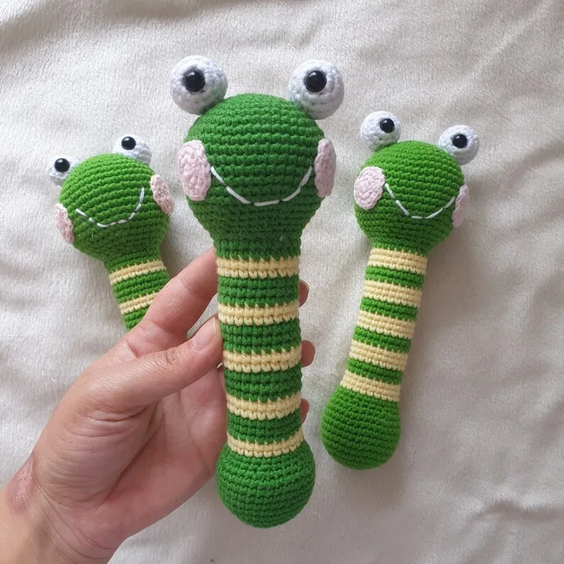 New design crochet green frog baby rattle 100% handmade crochet catnip toy lovely kicker cat toy