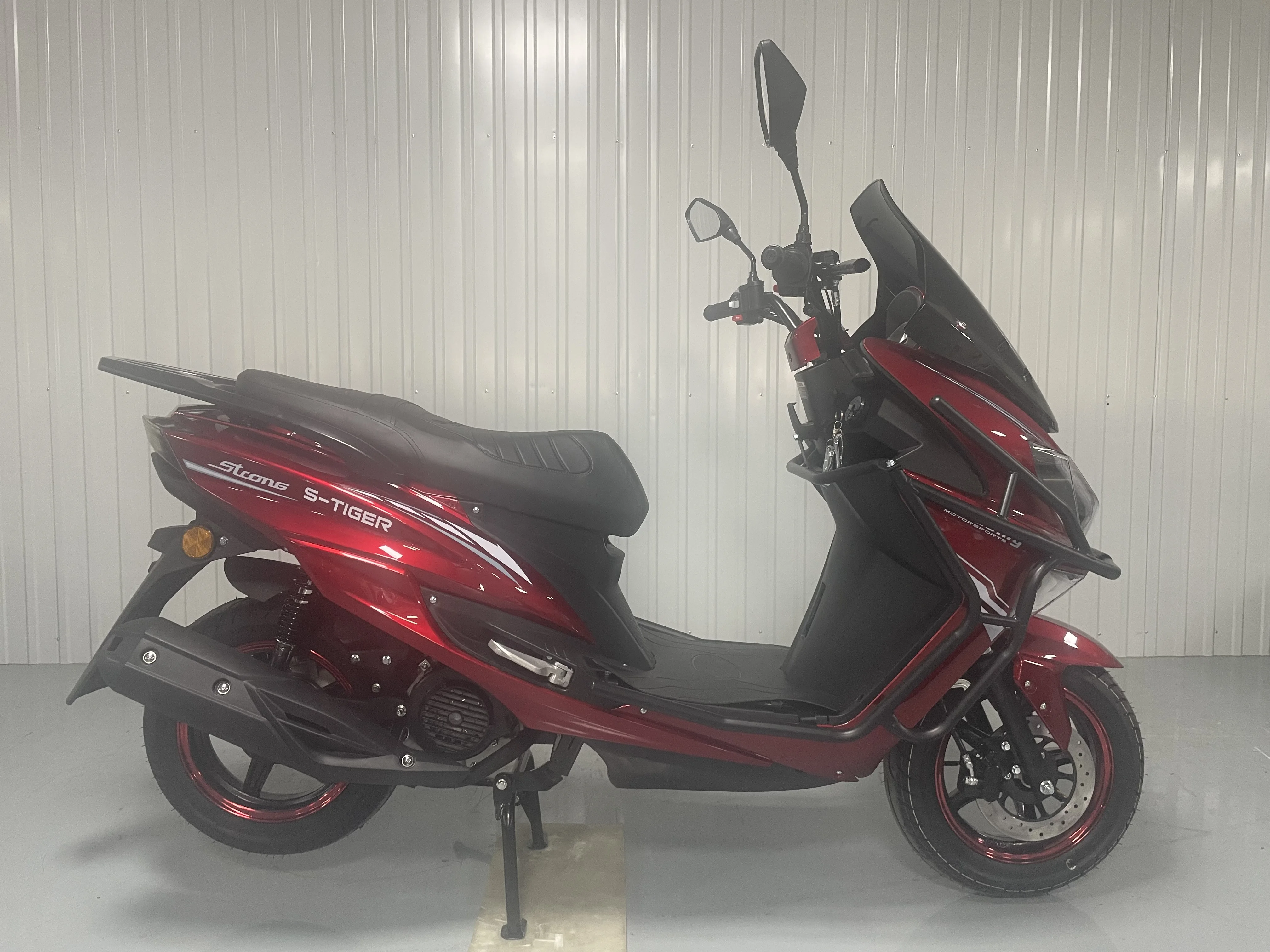 150cc gasoline scooter with best price and good condition