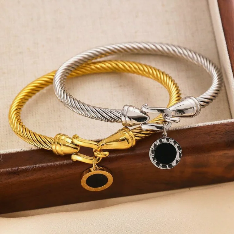 French Retro Roman Numerals Pendant Bracelet Stainless Steel Cable Bracelet Suitable For Stylish Ladies To Wear On Any Occasion