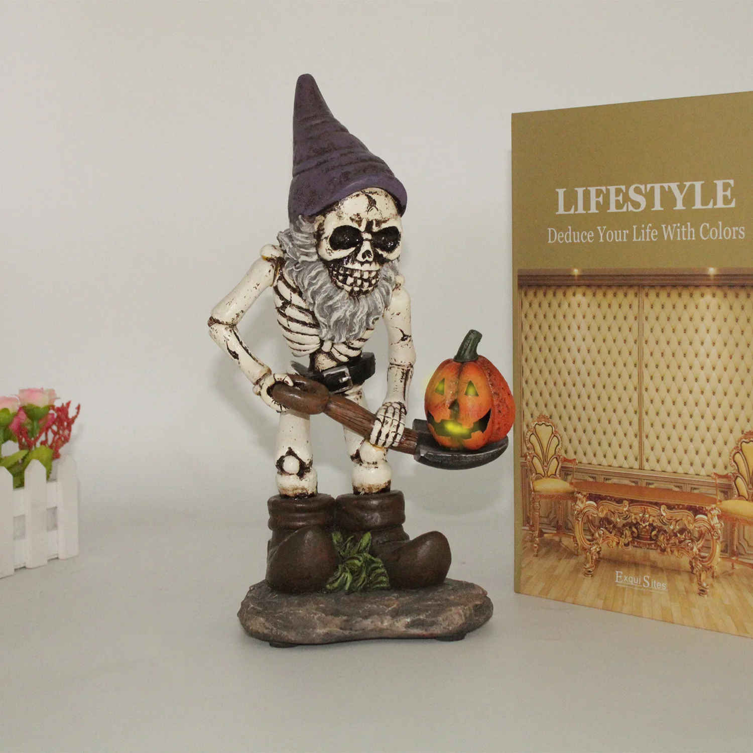 
Wholesale Resin Creeping Skeleton Garden Decorations Halloween Skull Head Shovel Pumpkin Decorations 