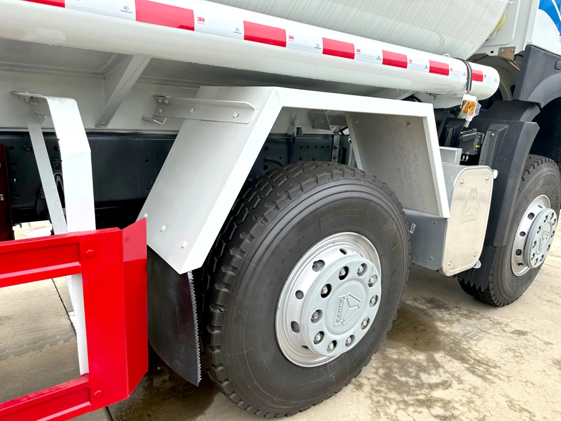 HOWO 400HP 20000 liters fuel tank truck 30000 liters capacity 6x4 oil tanker truck for sale