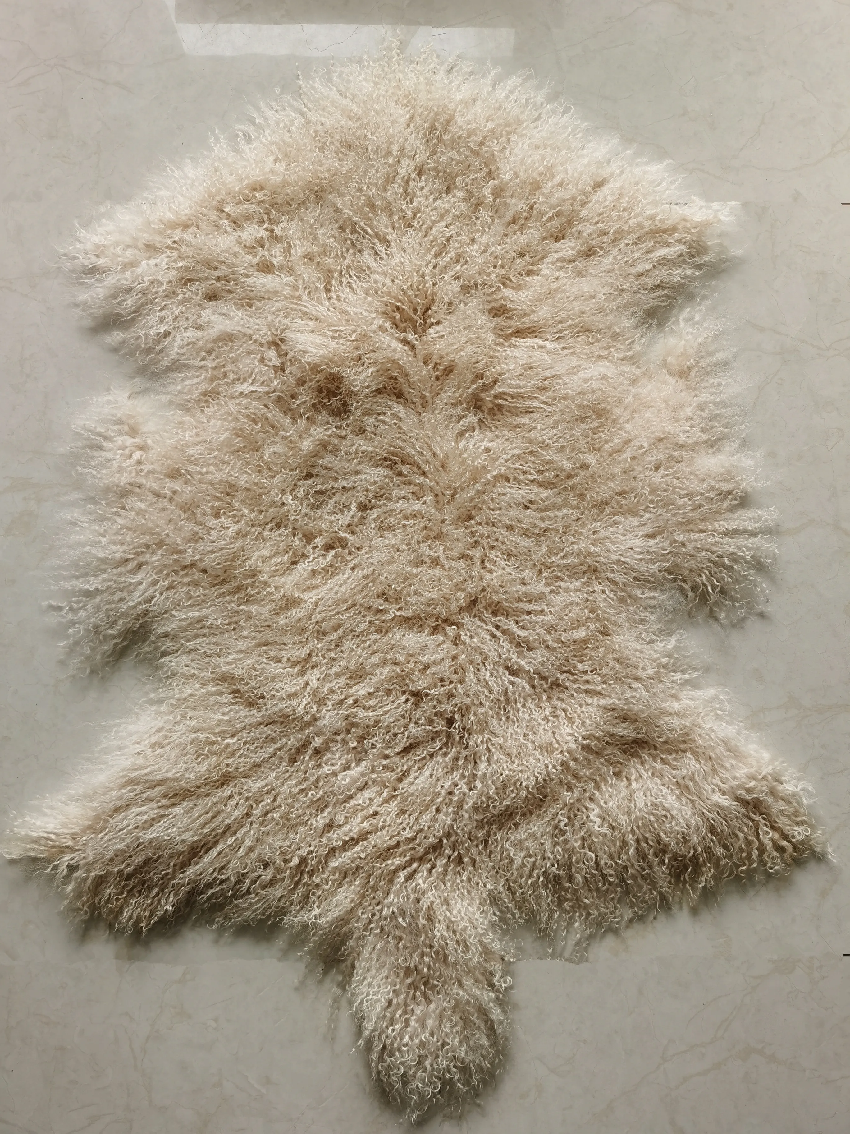 High Quality Dressed Tibetan Lambskin Fur Hide Long Curly Hair Mongolian Sheep Skin Fur Plate Wool Throw Fluffy Bed Throw