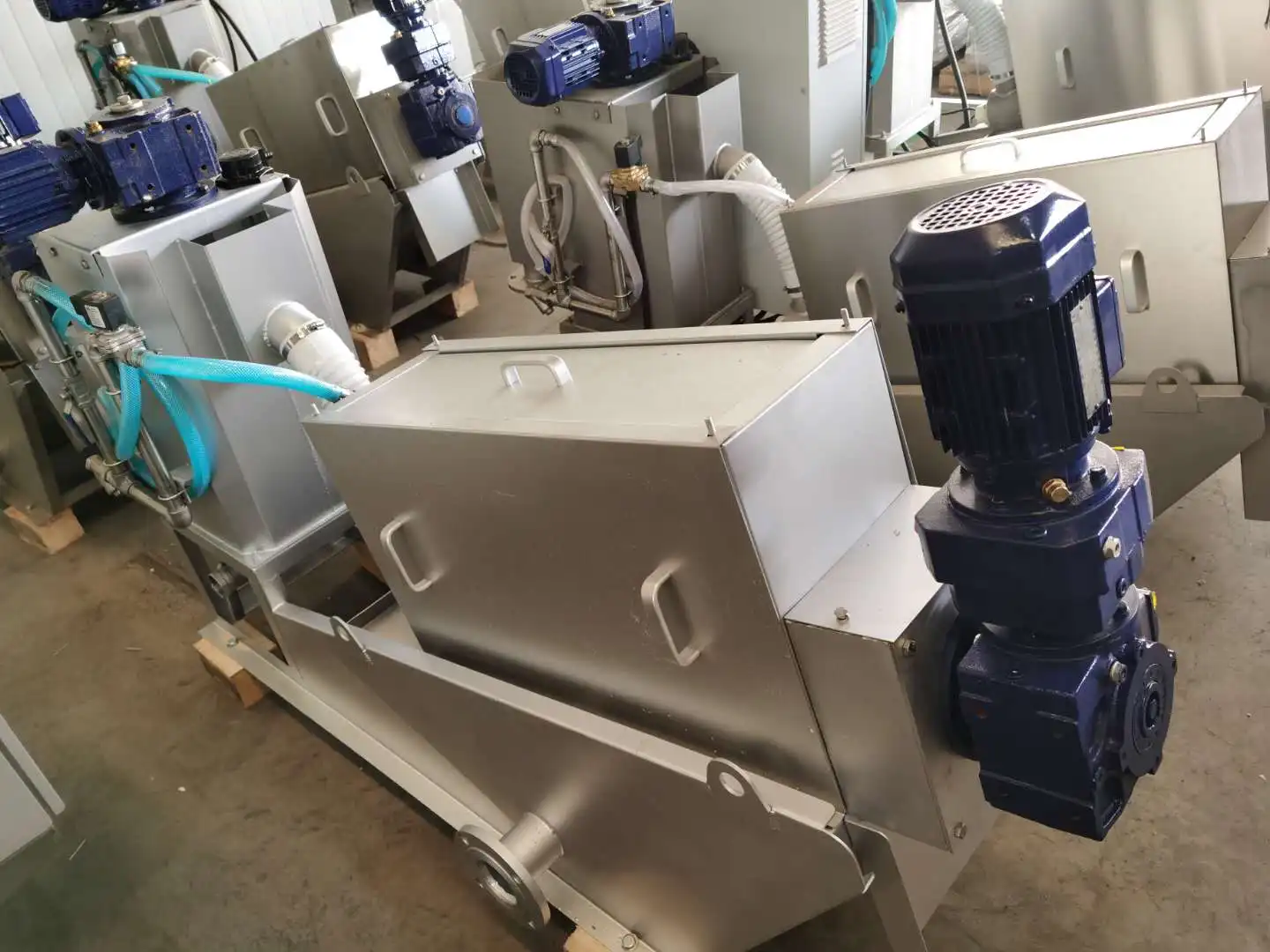 Screw Type Sludge Dewatering Machine Dewater Machine For Sewage Treatment