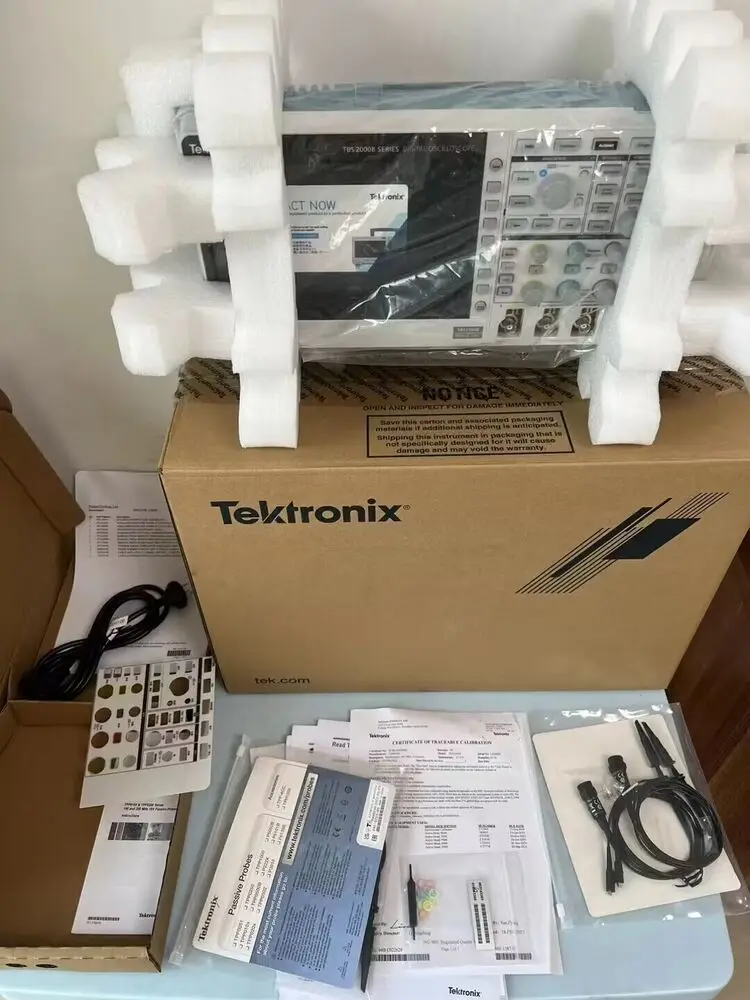 Tektronix TBS2104B Digital Oscilloscope with 4 TPP0200 probe new*