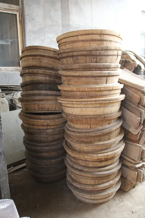 Chinese Antique Wooden Flower Pot Stand Style Wooden Plant Stand and rustic wood bucket