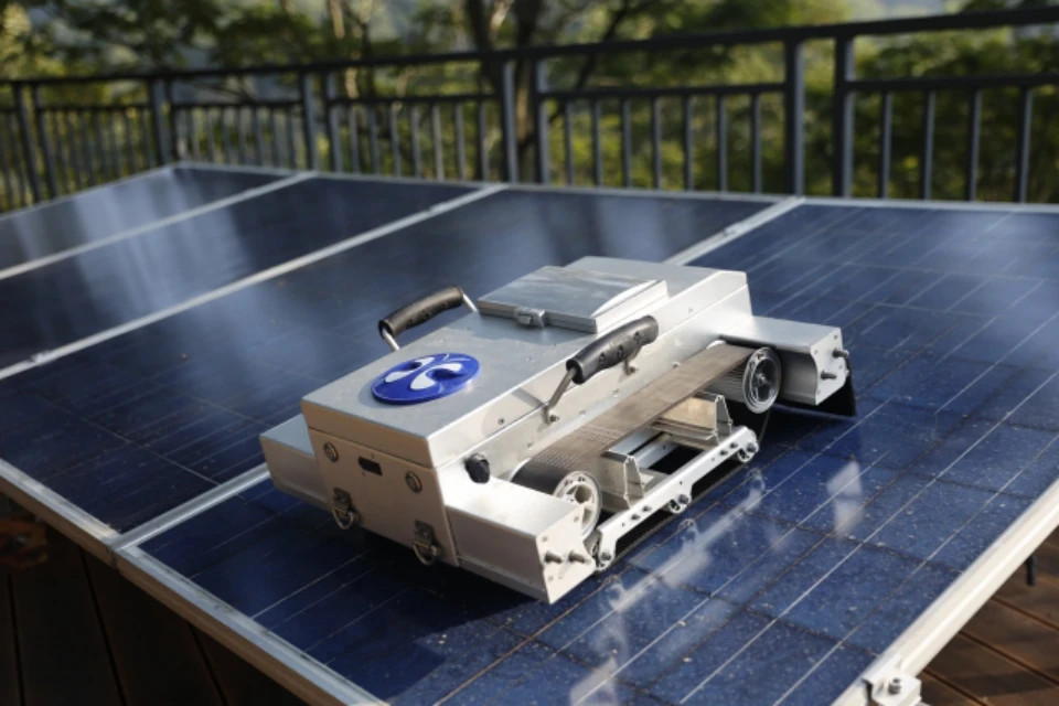 The only one with fully automatic technology lightweight autonomous solar panel cleaning robot
