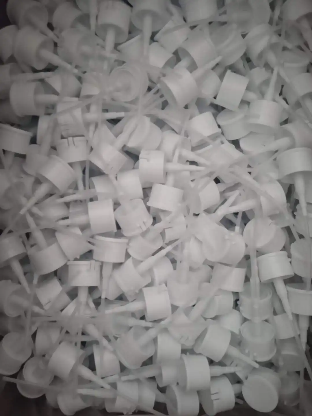 Stock 32mm Double-layer White Armor Removal Nail Polish and Makeup Remover Pump Dispenser Cap