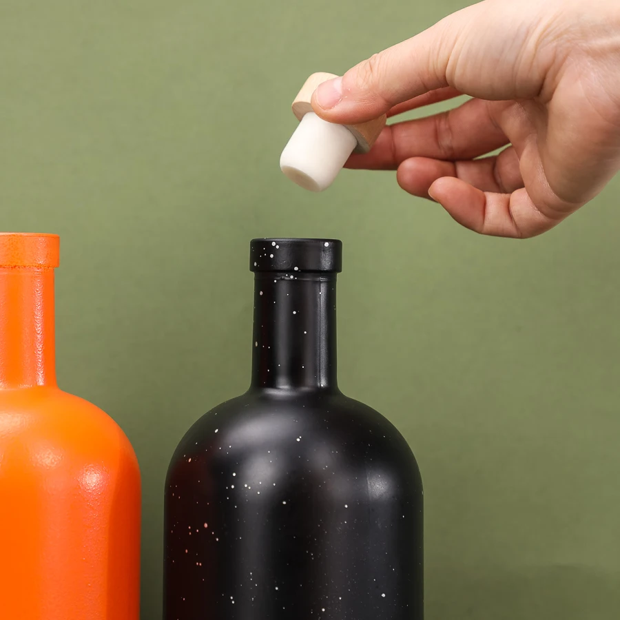 500ml vintage whiskey glass bottle Orange spraying Matte black Empty vodka glass bottle with Cork