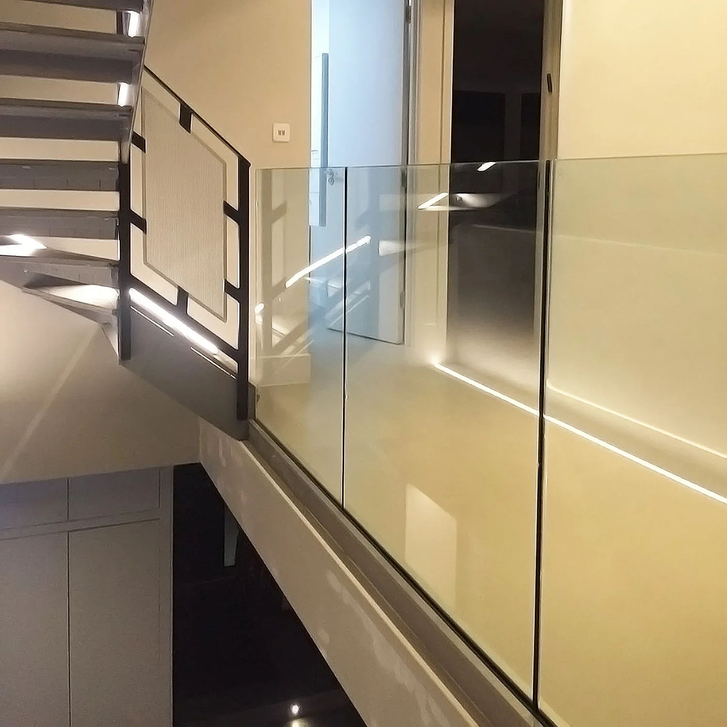 New Style Aluminum U Channel With Cladding Extrusion Profile Frameless Glass Balustrade