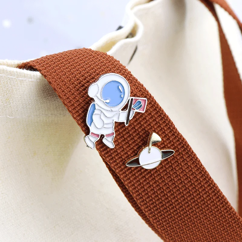 Creative Cartoon Aerospace Astronaut Design Metal Enamel Brooch Fashion Cute Starry Sky Galaxy Space Badge Pin Jewelry Gift
