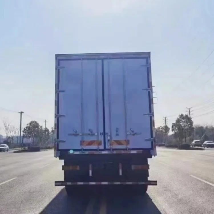 China Dongfeng Tianlong KL High end Large Refrigerated Truck High roof Double Pillow Carriage